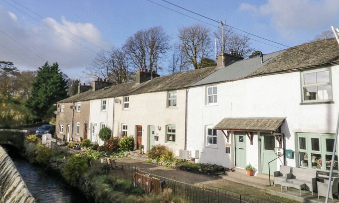 Cark Cabaña | COSY LOGS COTTAGE, pet friendly, with a garden in Cark In Cartmel