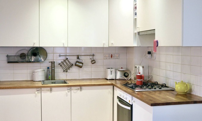 Custom House Casa | Cosy London home with workspace and garden.