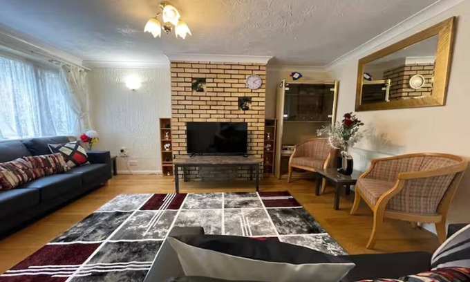 Luton Casa | Cosy Luton 3 Bedroom House. 5 mins to L&D Hospital/15 mins to Luton Airport