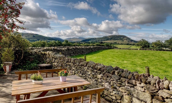 Penruddock Cabaña | Cosy luxurious 18th century stone built character cottage with stunning views
