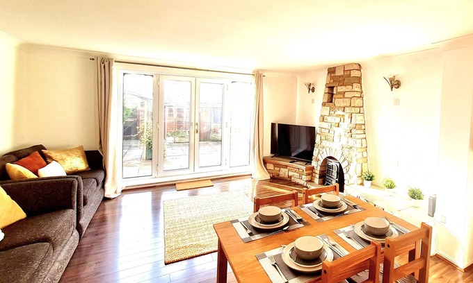 Heaton Casa | Cosy Luxurious Entire 3 Bedroom House, Private Garden, Free Parking, Free WiFi
