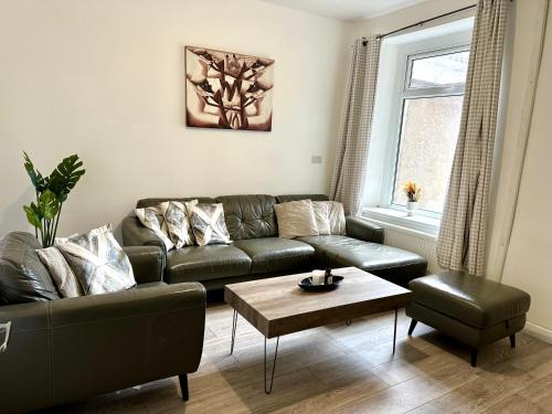 Briton Ferry Casa | Cosy modern 4 bedroom home with backyard