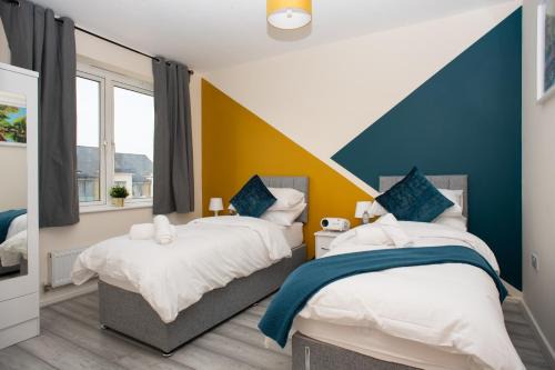 Gravesend Casa | Cosy, Modern home in Kent, Sleeps 8, Free Parking, 17min train to central London