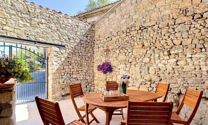 Saint-Remeze Casa | Cosy nature gite with courtyard, Southern Ardèche, sleeps 4 - Le Figuier