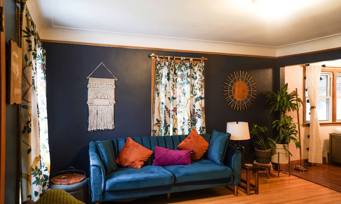 Waite Park Casa | Cosy Nest Welcomes Pets. Comfortable Work-from-Home Space, & Garage Parking.