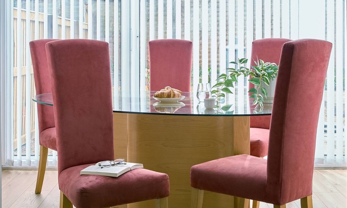 Leeds Casa | Cosy Nook - 3 Bedroom Retreat with Private Garden, Parking and Media Wall