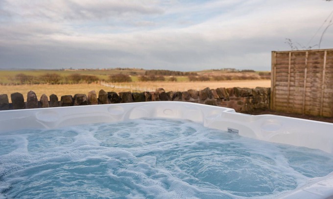 Berwick-upon-Tweed Cabaña | Cosy Northumberland farm cottage with hot tub in quiet location