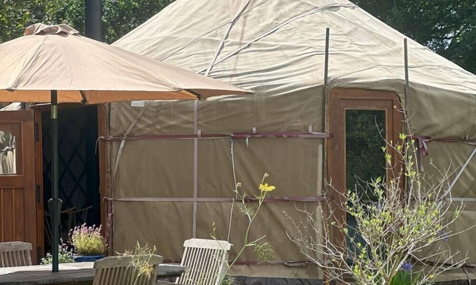 Cilgerran Alquiler De RV | Cosy off-grid yurt in Pembrokeshire - A chance to be ‘in’ the landscape.