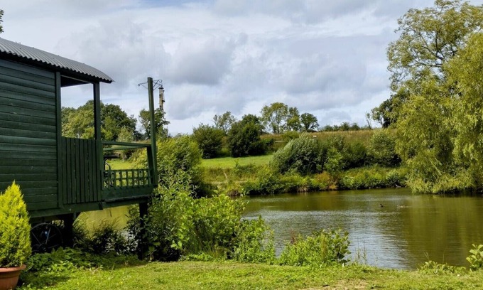 Hadlow Down Cabina | Cosy, peaceful and secluded lakeside shepherds hut.