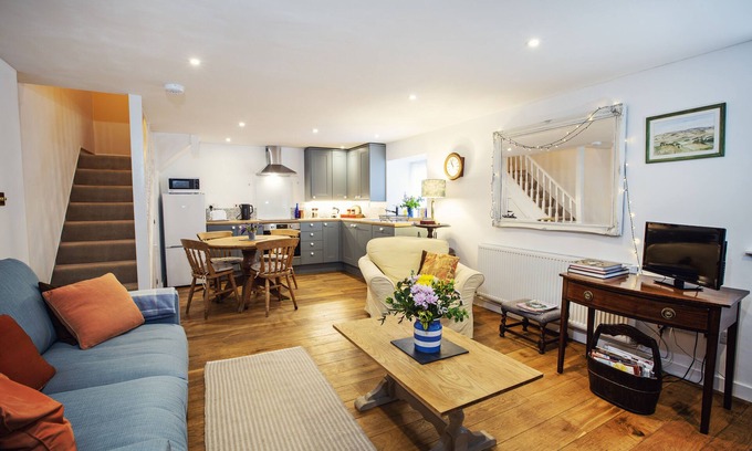 Gwehelog Otro | Cosy peaceful cottage in our lovely 17th century Welsh farmyard