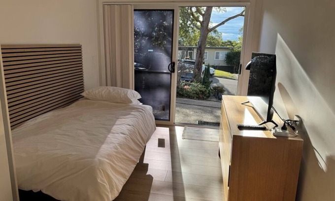 Engadine Apartamento | Cosy personal me-space in leafy Engadine close to the Royal National Park.