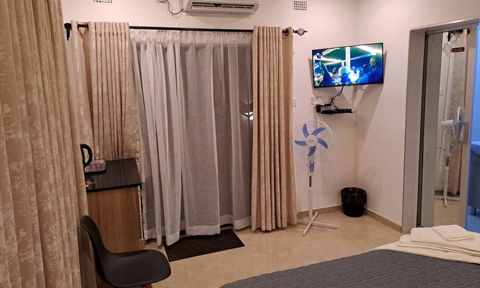Victoria Falls Cabina | Cosy place, close to the highway on your way into VicFalls..you can't get lost!