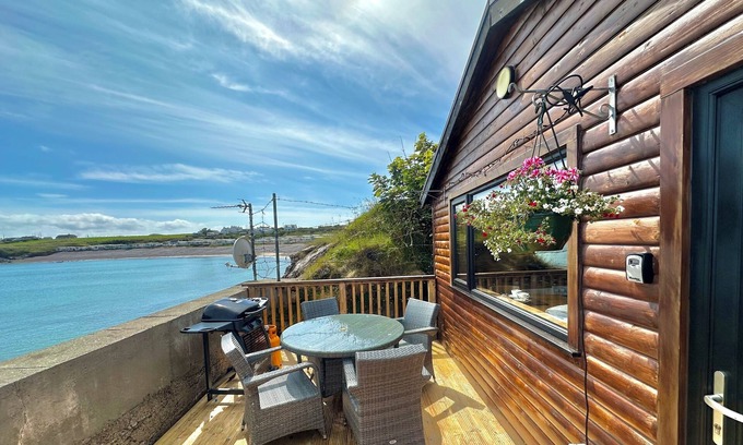 Malin Cabina | Cosy Portmor Log Cabin - Waterfront & Pet Friendly