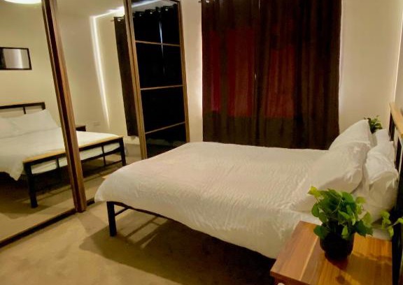 Thames Ditton Casa | Cosy Private Room with WiFi and all Streaming Platforms