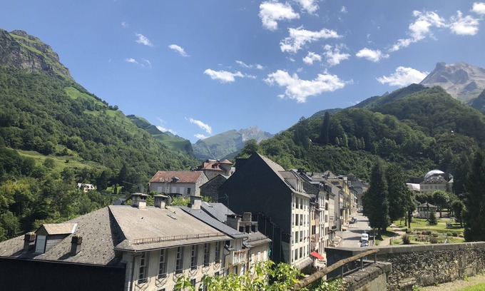 Eaux-Bonnes Apartamento | Cosy, renovated family home in the heart of the Pyrenees