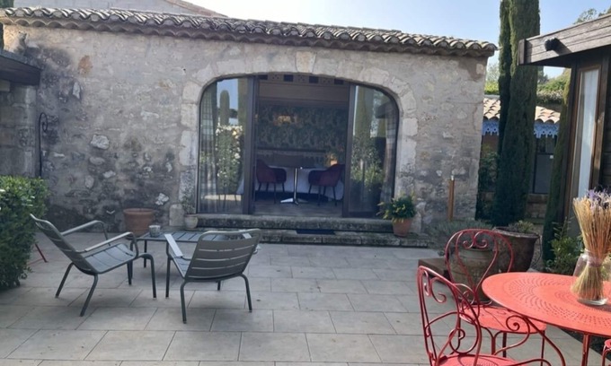 Eygalieres Casa | Cosy retreat in Eygalieres with artist studio. Walking distance to the village