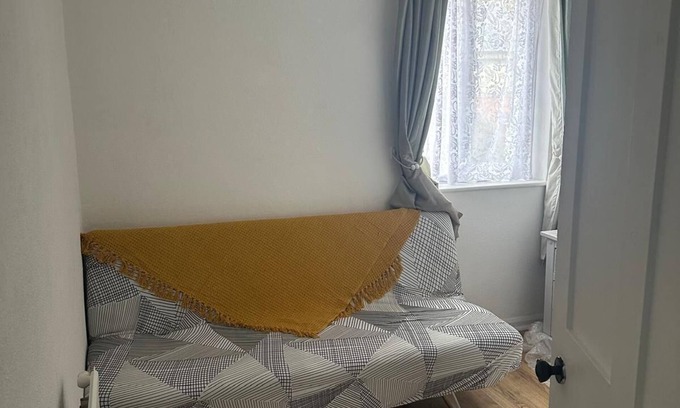 Colchester Casa | Cosy room in a beautiful country homeof historic Colchester, UK
