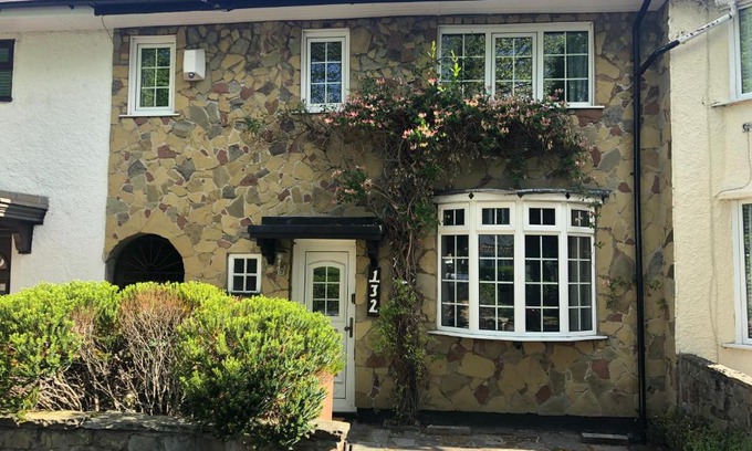 Bebington Casa | Cosy Rustic 3 bed cottage, great train links