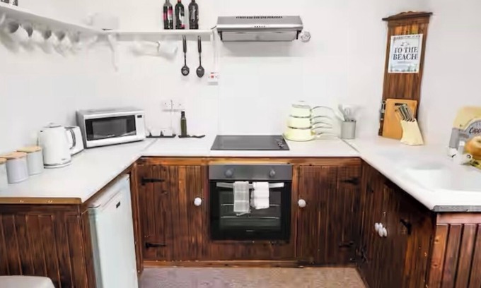Borth Apartamento | Cosy Seaside Apartment in old stone cottage, steps from the beach.