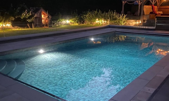 Alton Cabina | Cosy Shepherd's Hut with use of Hot Tub and Heated Pool - Double with ensuite