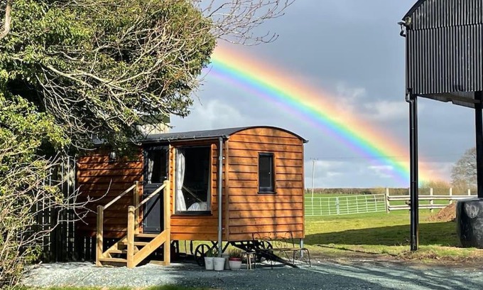 Grinshill Otro | Cosy Shepherd's Hut near Shrewsbury
