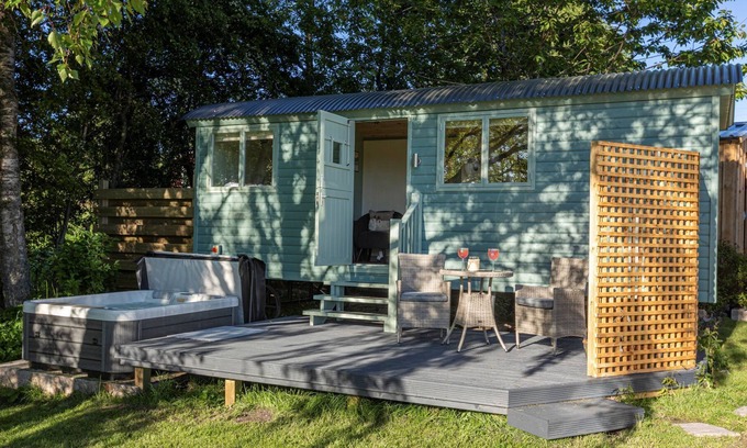 Alness Cabina | Cosy Shepherds Hut in the Scottish Highlands With hot tub