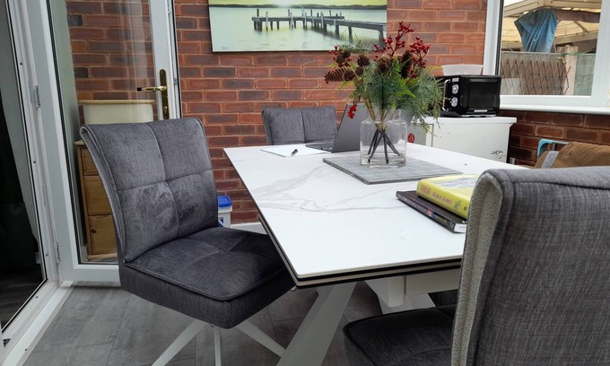Willenhall Casa | Cosy Spacious Bedroom with dedicated Shower/Toilet in the Heart of West Midlands