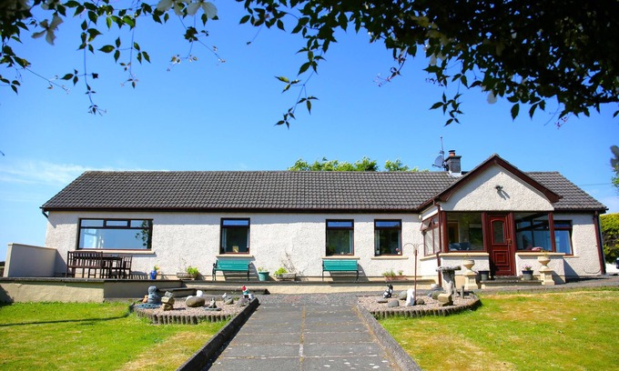 Carrickfergus Casa | Cosy, spacious, private hill top property, with stunning far reaching views.