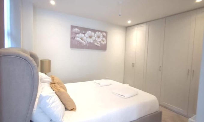 West Barnes Apartamento | Cosy, Spacious & Stylish Family Haven: Garden-Parking 3 bedrooms apartment.