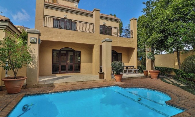 Lone Hill Apartamento | Cosy studio apartment in the heart of Fourways l Near Monte Casino with balcony