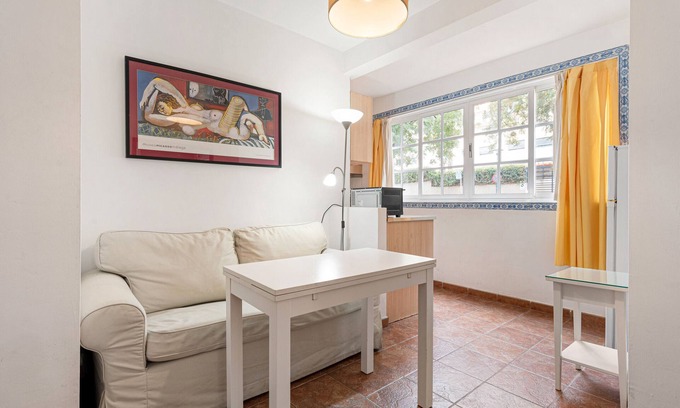 Pedregalejo Playa Apartamento | Acogedor apartamento-estudio en Málaga cerca de la playa con Wi-Fi