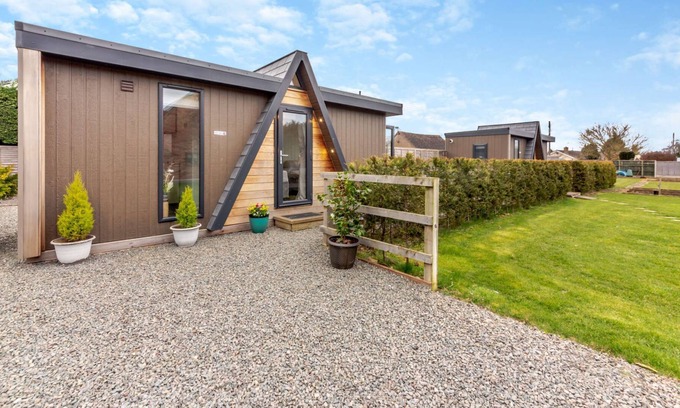 Bretforton Cabina | Cosy studio lodge with hot tub - Hydrangea