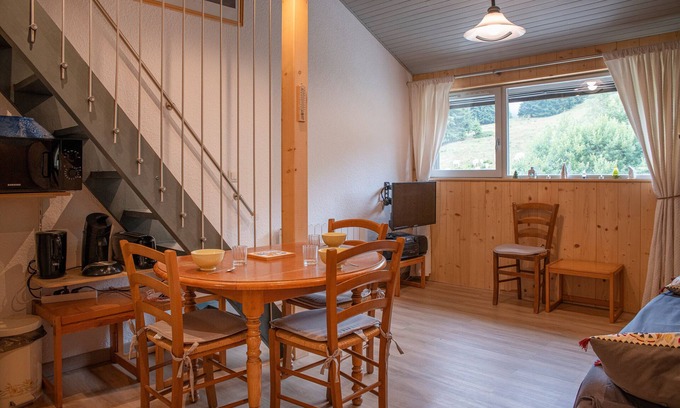 Allevard Apartamento | Cosy Studio Mezzanine Apartment with Mountain View and Balcony