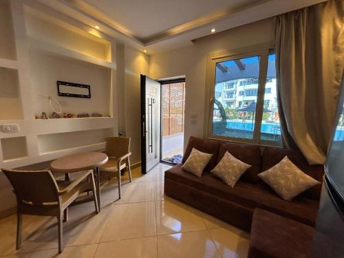 Ras Nasrani Apartamento | Cosy Studio on the First Floor with lovely Terrace and Personal Garden Area, Pool View and Free Beach Access in Sharm Hills Resort