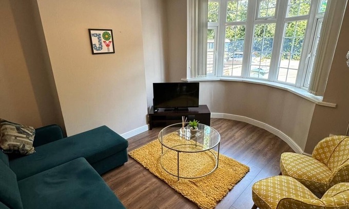 Oldbury Casa | Cosy Three-bed house close to the city centre, with good transport links.