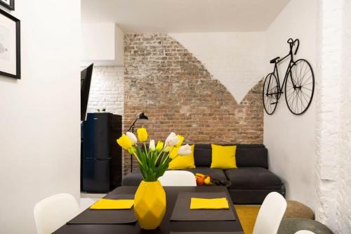 Neukoelln Apartamento | Cosy Three BR Two BTH plus AC plus Self CheckIn plus Street Parking