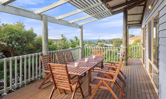 Eagle Bay Casa | Cosy Timber Holiday Home Boasting Stunning Bay Views