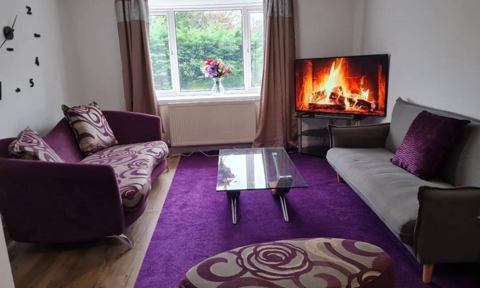 Fairfield Casa | Cosy two bedroom bedroom apartment with free parking and free wifi