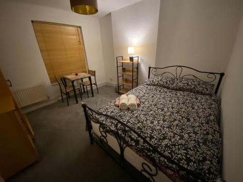 Brondesbury Casa | Cosy Victorian Guest Room