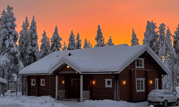 Pyhatunturi Cabaña | Cosy Villa Aurora at Pyhä fell | 2 ski cards included | outdoor hottub