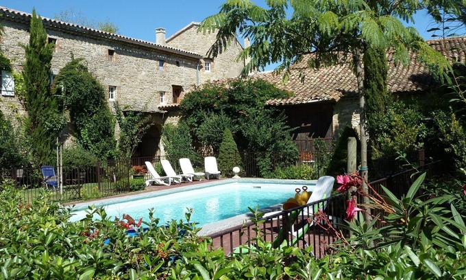 Saint-Cesaire-de-Gauzignan Villa | Acogedora Villa en Saint-Césaire-de-Gauzignan con Piscina