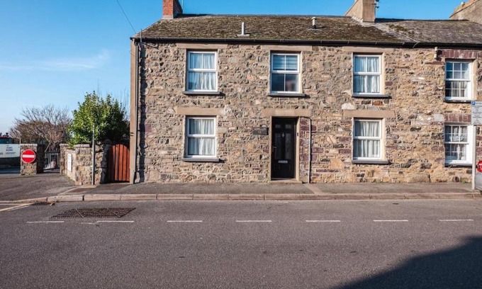 St Davids Casa | Cosy Welsh Cottage in St Davids Centre with Garden