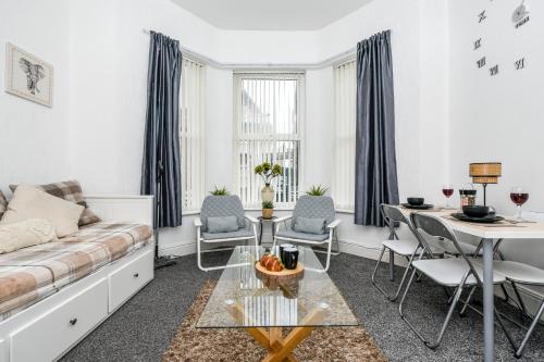 Birkenhead Apartamento | Cosy Wirral home near Liverpool with Free Parking!