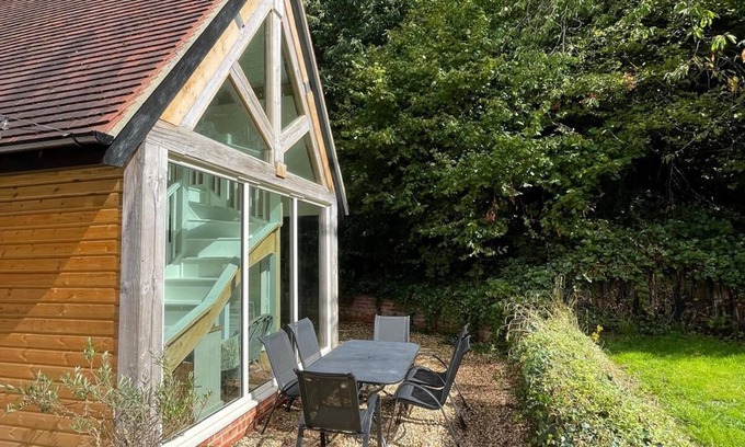 Leckhampton Cabaña | Cosy Woodland Retreat | 10 mins from Cheltenham Promenade | Dog Friendly
