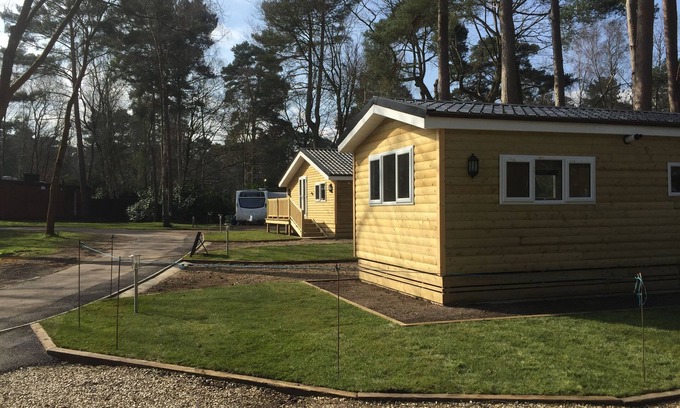 Wokingham Cabina | HERMOSA WOODLAND SET CABINA DE MADERA DE TRES DORMITORIOS CON VISTAS AL GRAN LAGO 1