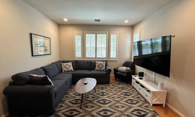 Rohnert Park Condominio | Cotati Station condo with Garage and A/C