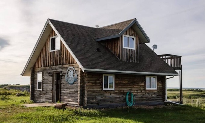 Castor Otro | Cabin on the Coulee Farm: Log Cabin Glamping
