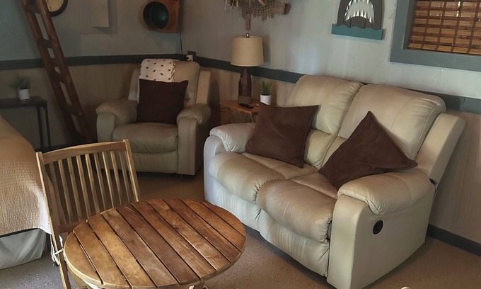 Port Richey Apartamento | Cotee River Mancave studio with AC in Port Richey