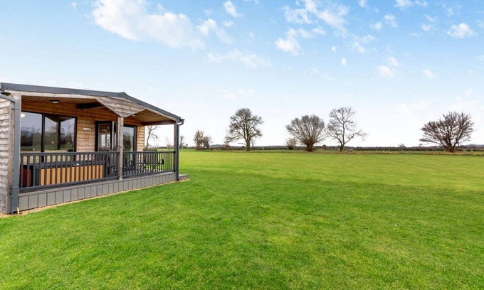 Bretforton Cabina | Cotswold lodge with hot tub - Springfield Lodge