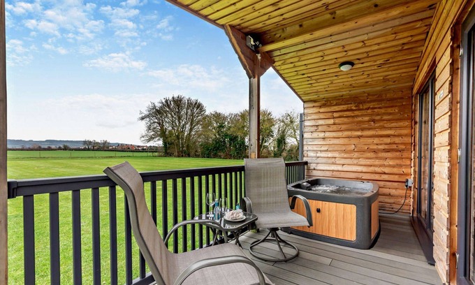 Bretforton Cabina | Cotswold lodge with hot tub - Cotswold View